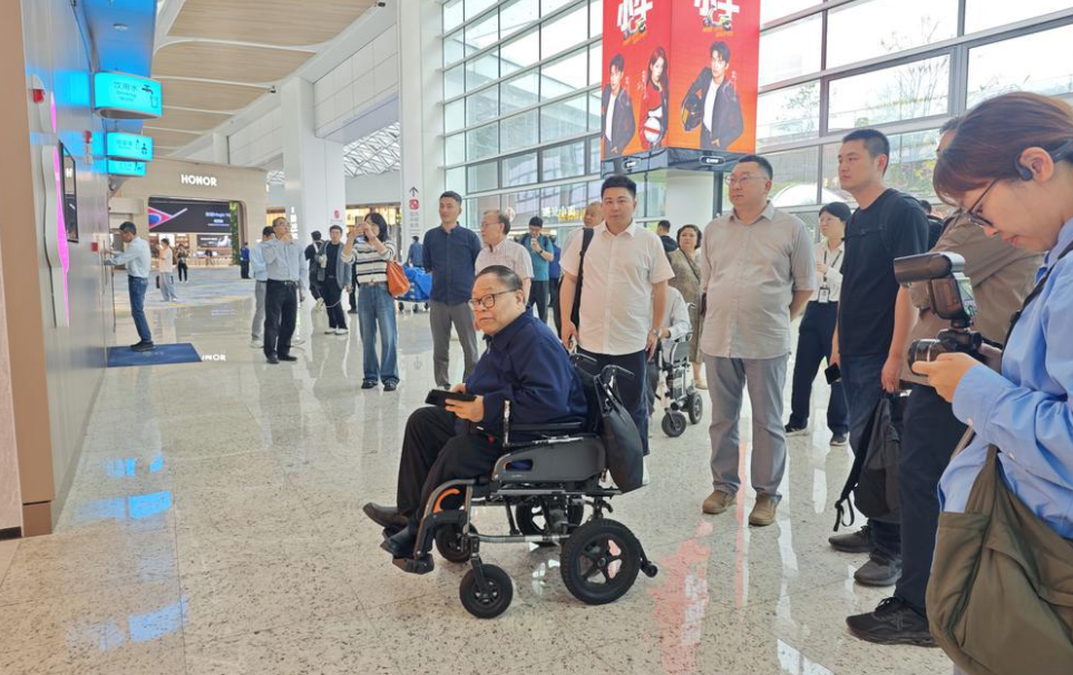 图为吕世明携20多位来自全国各地的无障碍智库专家等调研白云机场T3航站楼无障碍环境建设